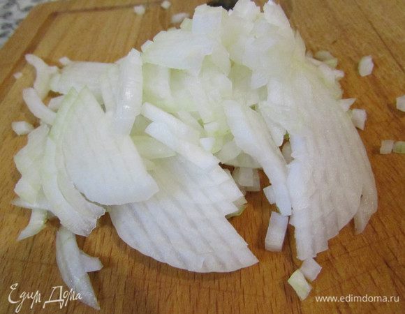 Очистить лук. Мелко порезать.