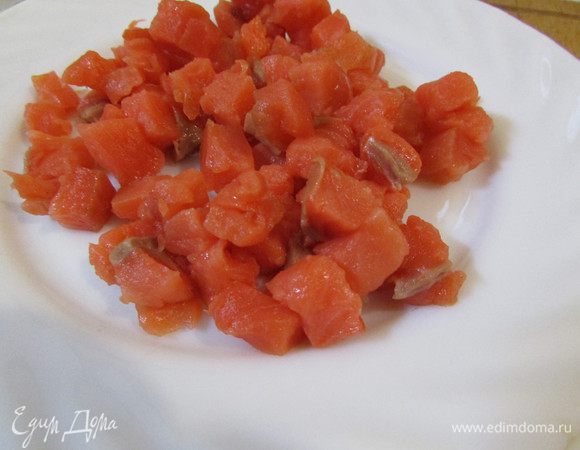 Форель или сёмгу порезать кубиками.