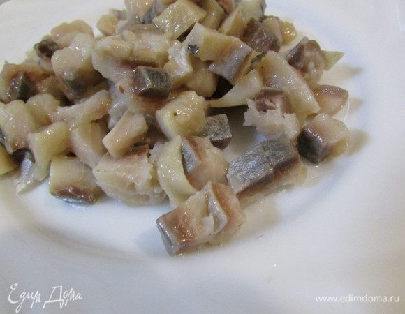 Сельдь почистить, тщательно удалить косточки (у меня готовое филе), порезать небольшими кусочками.