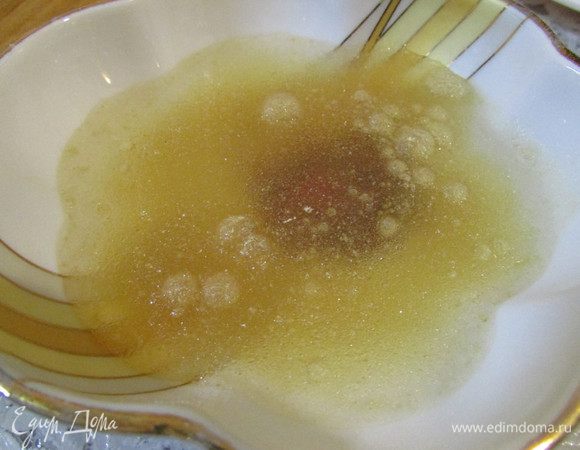 Желатин залить холодной водой, дать набухнуть и распустить на водяной бане.