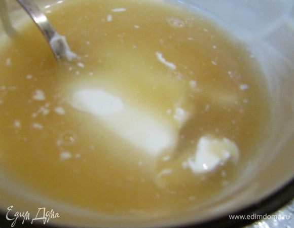 Соединить сметану и майонез, добавить подготовленный желатин. Всё хорошо перемешать до однородности.