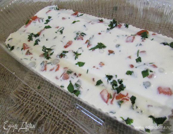 Обильно полить сметанно-желейной смесью.