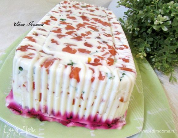 Убрать селёдочный тортик в холодильник на 2 часа (можно оставить до прихода гостей). Затем форму перевернуть на блюдо и подавать на стол. Можно украсить зеленью.