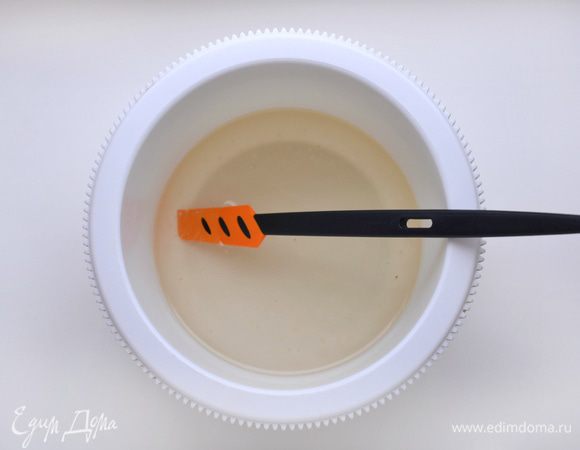 В емкость налить теплую воду, всыпать 200 г сахара, размешать до его полного растворения.  Добавить растительное масло и лимонный сок. Все смешать.