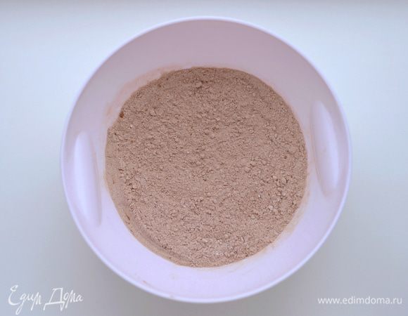 Отдельно соединить все сыпучие ингредиенты (мука, какао, соль, разрыхлитель). Смешать, просеять.