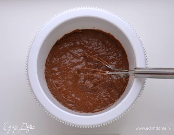 Соединить сыпучие ингредиенты с жидкими. Перемешать.