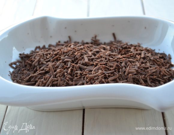 Горький шоколад натереть на крупной терке, добавить в шоколадное тесто.