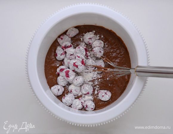 Вишню разморозить, слить жидкость. Присыпать сахаром (30г), добавить коньяк и дать настояться минимум час. Жидкость слить. Вишню обвалять в муке. Форму для кекса смазать растительным или сливочным маслом, присыпать мукой, вылить в нее шоколадное тесто.