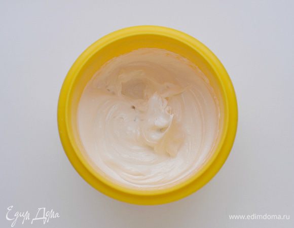 Готовый кекс остудить, украсить белково-сахарной помадкой: смешать 1 белок с 200 г сахарной пудры.