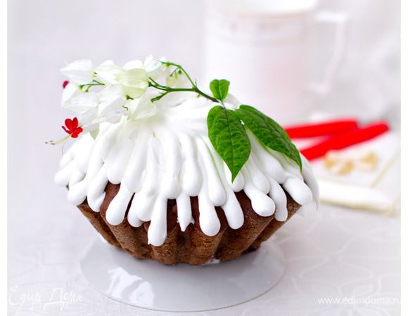 Сахарную пудру добавлять порциями, взбивая венчиком. Она должна хорошо держать форму.