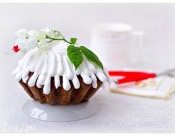 Украсить ею кекс, дать засохнуть помадке (15-20 мин) и можно подавать к столу.