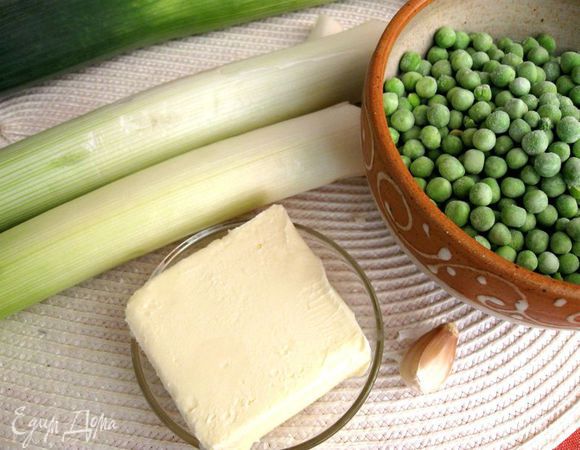 Приготовить все необходимое. Горошку дать немного оттаять.