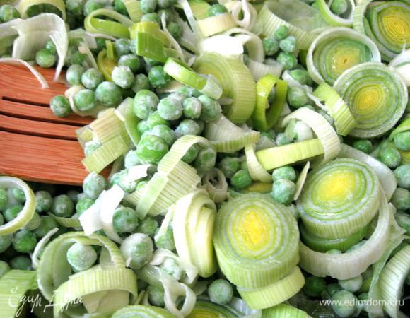 Порей (белая часть) порезать колечками, чеснок почистить, отжать через пресс. В кастрюле с толстым дном (сковороде) растопить масло, потушить немного  порей, чеснок, добавить зеленый горошек, через минуту – другую подлить  горячую воду (или  бульон), довести до кипения. Картофель почистить, разрезать на четыре части, опустить в кипящий отвар, стебель сельдерея, порезанный на кусочки, так же поместить в кастрюлю.