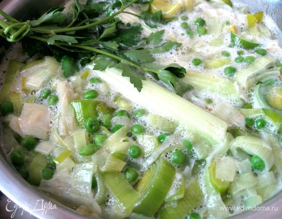 Пучок петрушки перевязать стеблем петрушки, опустить в овощной отвар. Варить, пока горошек и картофель не станет мягким. 