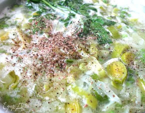 Убрать пучок петрушки из супа, блендером измельчить до однородности, предварительно дав немного остыть (не обожгитесь, будьте осторожны!). Посолить, поперчить, добавить сахарный песок (регулируем вкус), вылить сливки. Размешать.