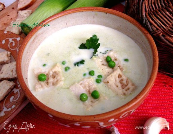 В духовке запечь крутоны с тертым сыром. Их следует подать отдельно. Украсить суп зеленью, зеленым горошком. Подавать горячим.
Приятного аппетита!