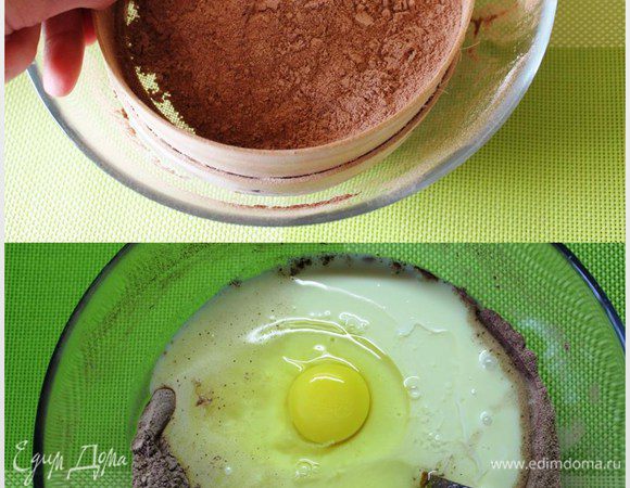 Для начала приготовим корж.
Поставим духовку разогреваться до 180 градусов.
Муку просеем пару раз с какао-порошком и разрыхлытилем. Добавим к ним банку сгущенки и пару крупных яиц.