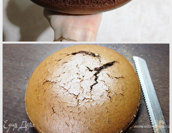А сами приступаем к работе с бисквитом.
Он получится выпуклым с плотной корочкой. Можно срезать купол, но в этот раз я оставила, как есть. Отрезаем крышечку, оставляя где-то 2/3 бисквита. Я начинаю резать ножом, а затем разделяю коржи плотной нитью.
