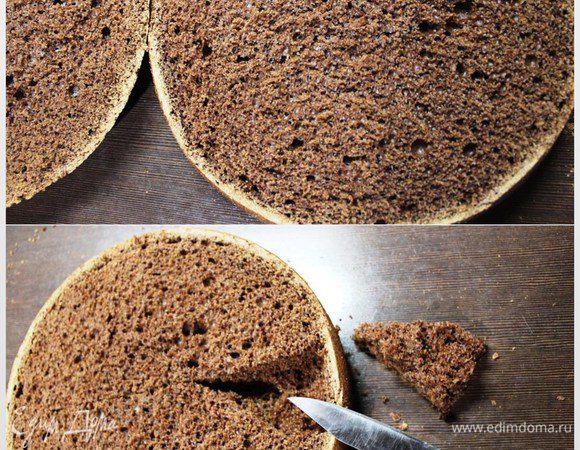 Вот такой красивый с эффектом пористого шоколада корж внутри.
Нам необходимо сделать выемку в нижнем корже, аккуратно вырезая мякоть. Здесь главное не переборщить, так как тогда в торте останется полость. Срезайте буквально полсантиметра. 
Крошку оставляем для декора.
Слегка сбрызгиваем коржи растворенным в 2 ст. л. кипятка какао.