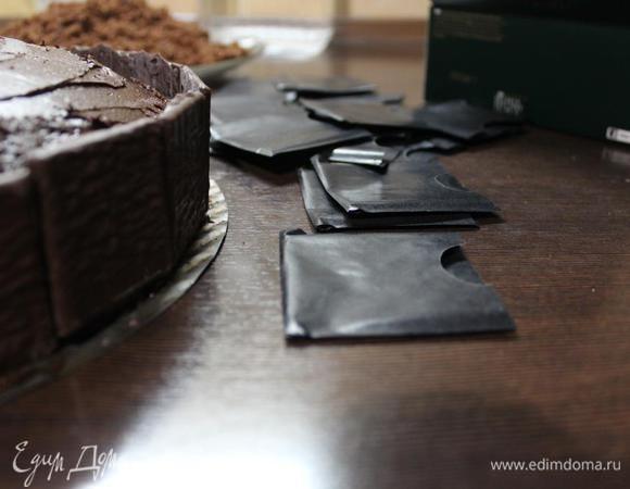 Я украсила бока торта шоколадно-мятными пластинками (можно просто кусочками шоколада или шоколадной лентой). 
Если ганаш застыл к моменту "приклеивания" декора, то можно подтопить его раскаленным на огне ножом/ложкой.