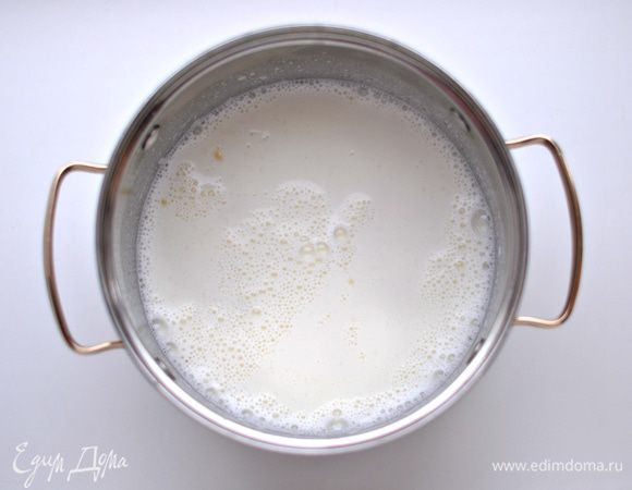 Ванильно-молочное желе:
Желатин распустить в 50 мл молока. Остальное молоко (450 мл) слегка прогреть, добавить сахар (120 г), ваниль (1 г). Хорошо размешать, до полного растворения сахара. Добавить распущенный желатин (15 г). Смешать. Дать остыть.