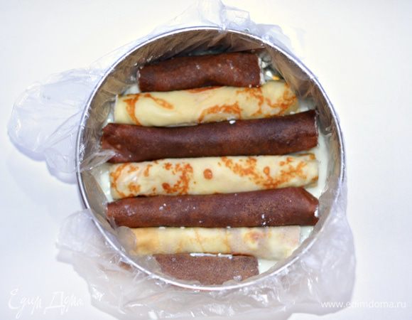 Готовим крем для блинных рулетов:
Перемешать маскарпоне (250 г) с сахарной пудрой (80 г). Сливки 33% хорошо взбить, аккуратно смешать с маскарпоне. Крем готов.

Сборка блинных рулетов:
4 шоколадных и 3 светлых блина намазать кремом, свернуть рулетом. Края подрезать по форме.

Сборка торта:
Поверх застывшего желе уложить блины, чередуя светлый и темный. Залить остатками желе. Поставить в холод до полного застывания.