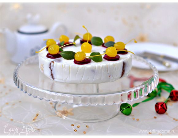 Украсить коктейльной вишней.