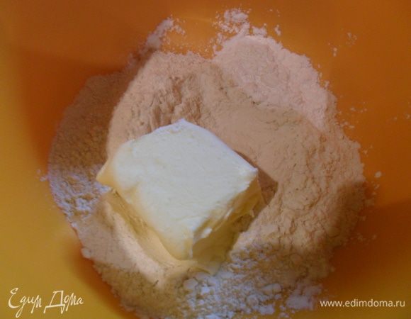 Муку растереть со сливочным маслом.