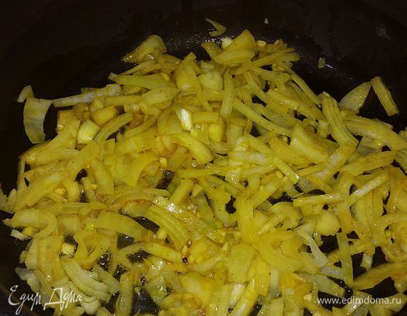 Рагу можно готовить в глубокой сковороде или кастрюле с тефлоновым покрытием. На оливковом масле обжариваем нарезанный на четверть кольца репчатый лук и мелконарубленный чеснок.