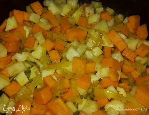 Топинамбур и тыкву моем, очищаем, нарезаем кубиками и отправляем к луку с чесноком, перемешиваем. Добавляем немного воды, убавляем огонь и накрываем крышкой.