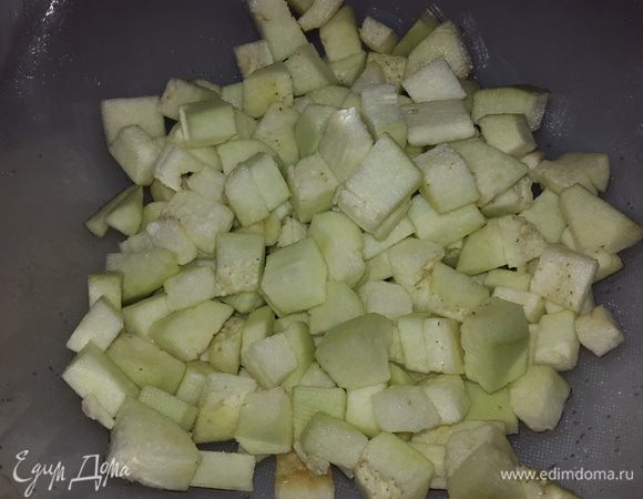 Баклажан чистим, режем кубиками, присыпаем солью, перемешиваем и даем постоять 5-7 минут. 