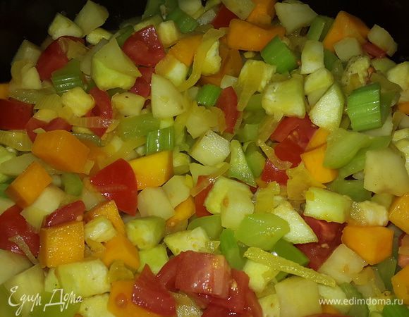 Помидоры режем кубиками, с баклажана смываем соль под проточной водой и отправляем их к остальным овощам. Накрываем крышкой, тушим.
