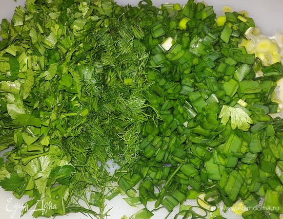 Зелень мелко рубим.