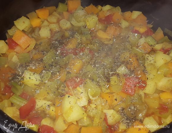 Солим, перчим, добавляем сушеный базилик, перемешиваем, накрываем крышкой, тушим.