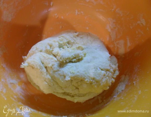 Добавить соль, творог и желток. Замесить тесто завернуть в пленку и поставить в холодильник на час.