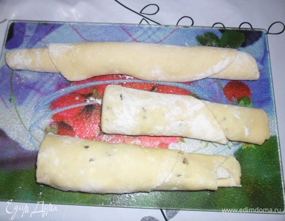 Сворачиваем в рулет и отправляем в морозилку на 10-15 минут, так его будет легче нарезать.