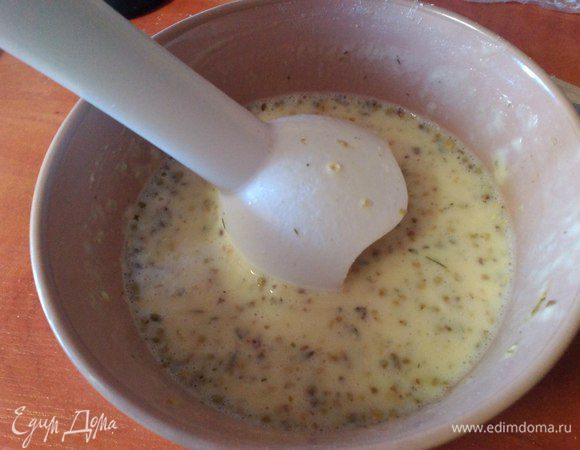 Разбить яйца, перемешать. Добавить муку, кефир, воду, специи (я брала хмели-сунели, орегано, смесь перцев) взбить блендером.