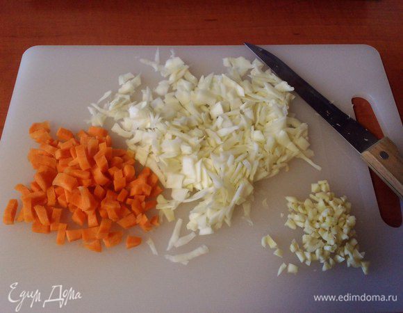Мелко порезать капусту, морковь, чеснок.