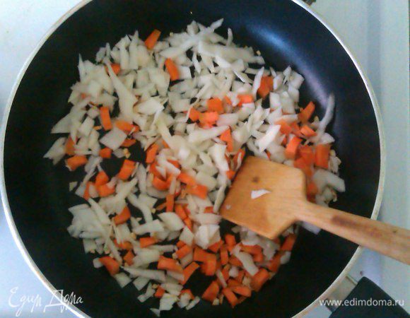 Нагреть сковороду, обжарить сначала чеснок до вкусного запаха, затем добавить капусту и морковь. Добавить воды или масла в сковороду, пропаривать пока морковь не смягчится.