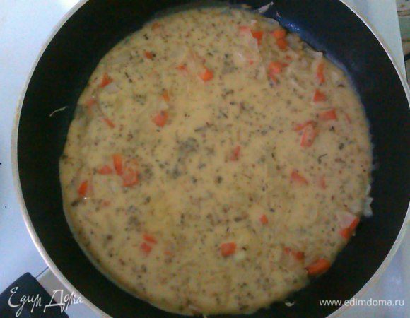 Влить яичную смесь. Накрыть сковороду крышкой и жарить на медленном огне.

Приятного аппетита! 