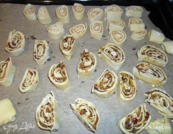 Достаем с морозилки, нарезаем на кусочки и выкладываем на застеленный пергаментом противень.