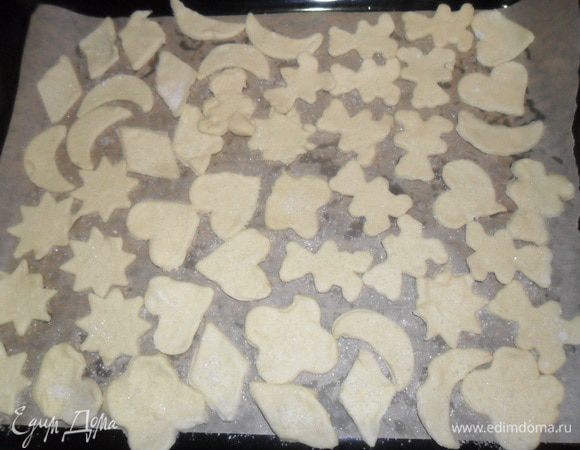 А можно просто сразу тесто раскатать, вырезать печенюшки и присыпать их сахаром.