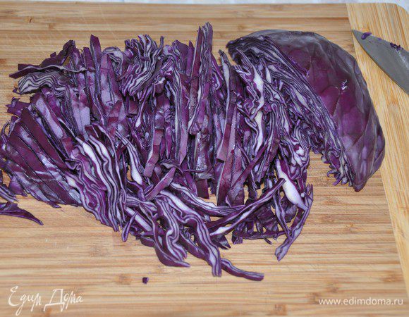 Небольшой кочан капусты нашинковать, переложить в большую миску посолить, посыпать сахаром, перемешать. Оставить, чтобы дала сок. После этого размять руками, чтобы стала мягче.