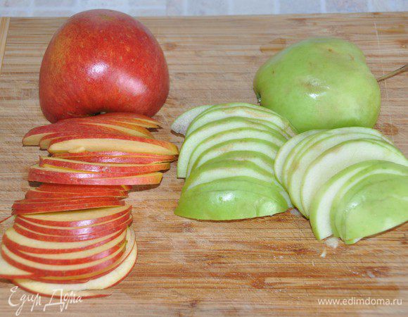 Морковь натереть на терке (лучше длинными полосками, как для корейской моркови). 
Нам понадобится красное сладкое и зеленое кислое яблоки. Яблоки хорошо помыть, вырезать серединку. Нарезать тонкими дольками и сбрызнуть лимонным соком, чтобы не потемнели.