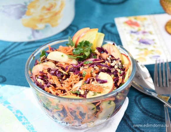 В глубоком салатнике смешать салат и заправку, посыпать порубленным грецким орехом. Дать немного постоять, чтобы заправка отдала свои ароматы. Еще раз перемешать и подавать! 