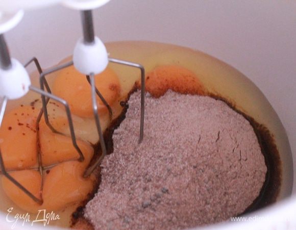 Яйца взбить с сахаром 5 минут.