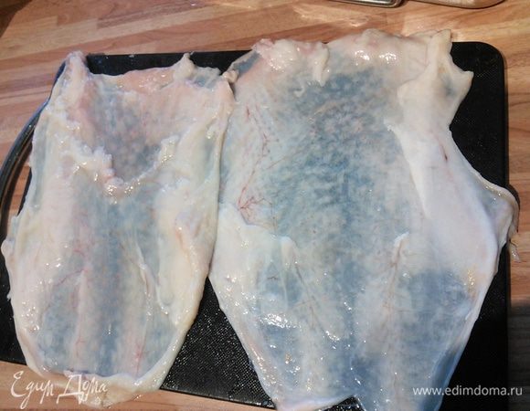 С двух двойных куриных грудок аккуратно снять шкурку. Мясо отделить от скелета. 