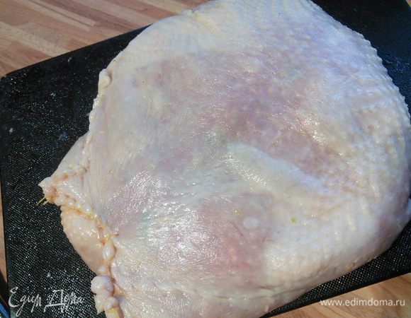 Обыкновенной иголкой со светлой ниткой зашиваем кожу по кругу, оставляя отверстие для фаршировки. Получается мешочек, в него выкладываем наш фарш и  зашиваем до конца. 