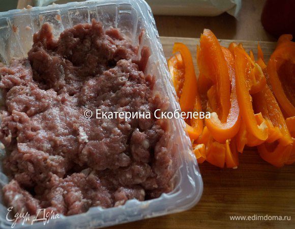 Лук мелко нарезать, смешать его с фаршем. Фарш посолить и поперчить, добавить 1 яйцо и вымесить фарш. Болгарский перец нарезать тонкими полосками