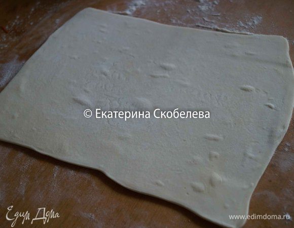 Слоеное тесто разделить на 2 части и раскатать в пласт толщиной 2-3 мм.